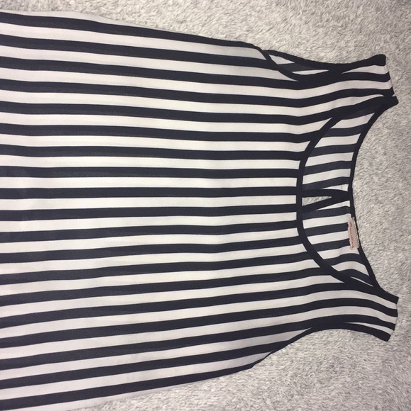 Top - Picture 2 of 4